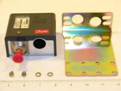 Danfoss 060-5243 - 100/600# KPU6W SPDT Auto 1/4"F